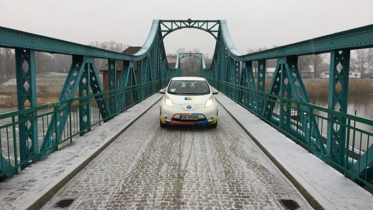 Parkingi przeznaczone specjalnie dla samochodów Vozilli posłużą innym samochodom elektrycznym - zapewnia UM Wrocław.