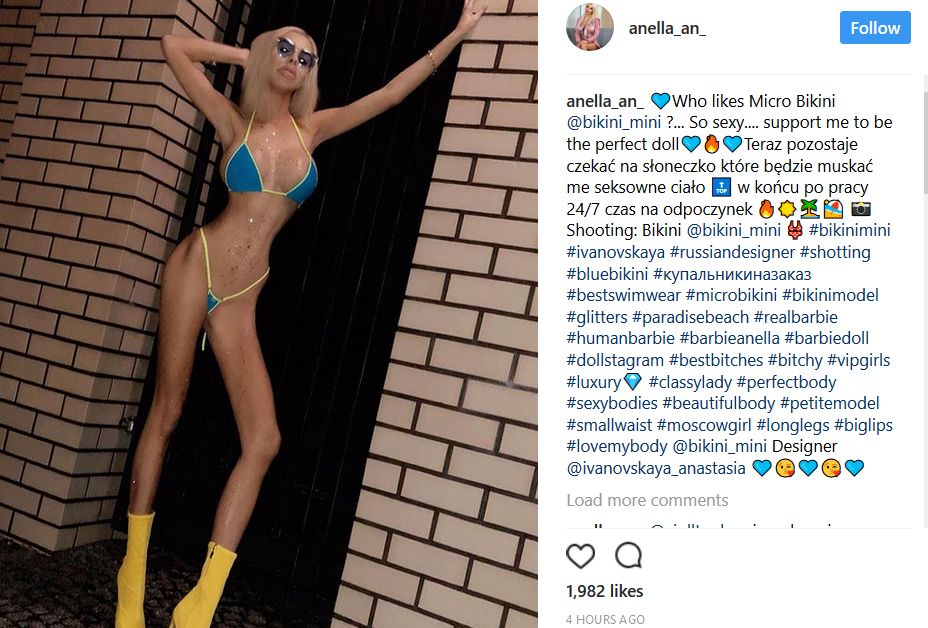 Anella w skąpym bikini, 