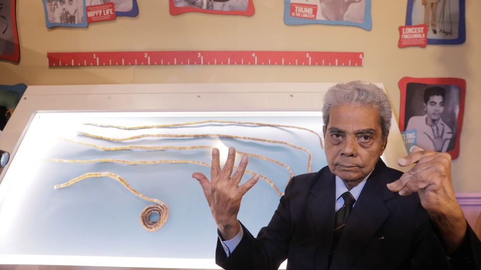 82-latek obciął słynne paznokcie i oddał do muzeum