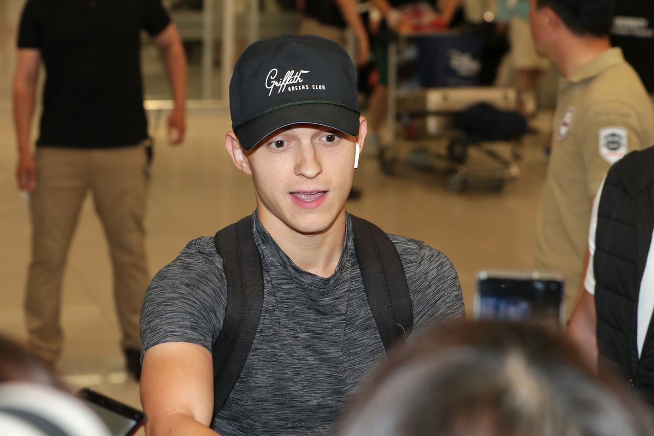 Tom Holland ma 23 lata, wygląda na jeszcze młodszego. Nagle stał się gwiazdą, ale pieniądze go nie oszołomiły