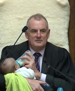Nowa Zelandia. Przewodniczący parlamentu karmił dziecko podczas posiedzenia