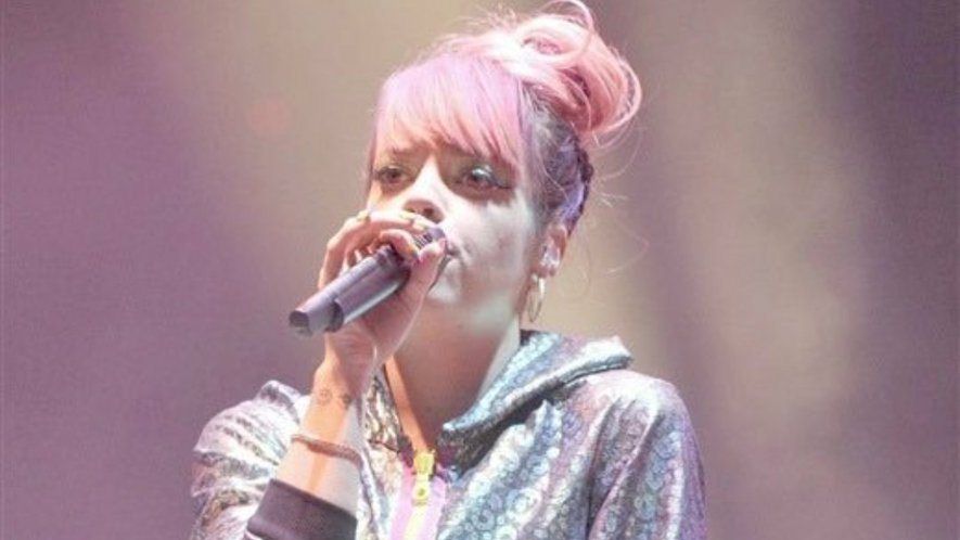 Lily Allen na koncercie w 2014 roku