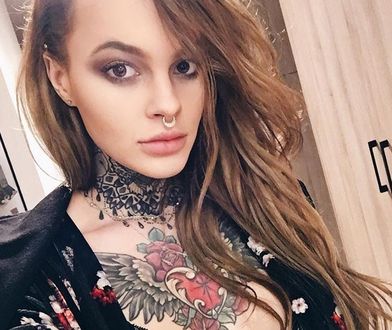 Wnuczka Millera na salonach. Kusi tatuażami i odważnym dekoltem