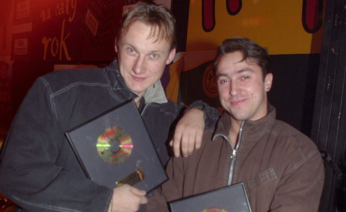 Gala disco polo z okazji I rocznicy istnienia miesięcznika "Disco Polo". Nz. Boys - Krzysztof Cieciuch (L) i Marcin Miller (P). Białystok, 1996 rok. 