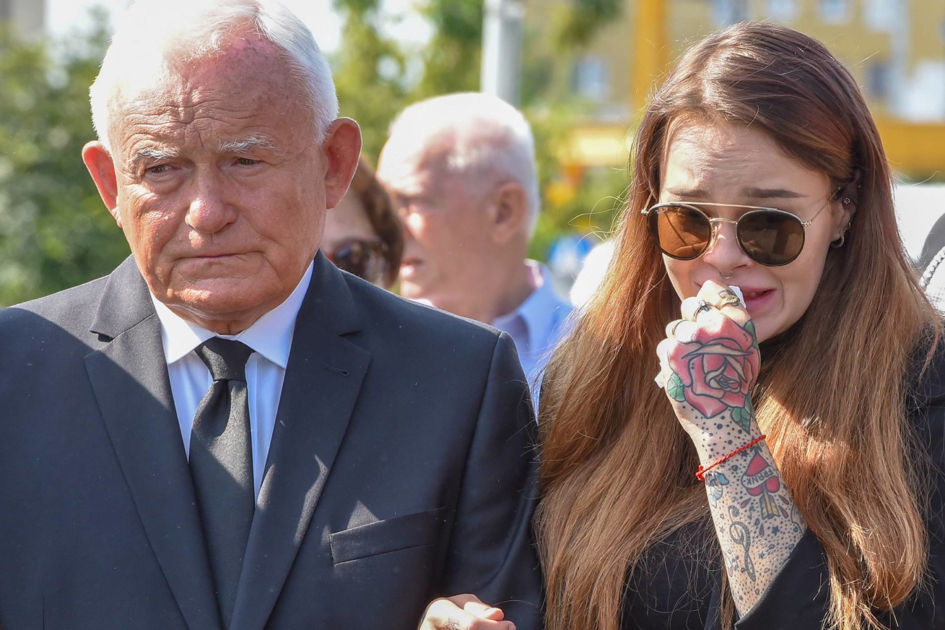 Monika Miller z dziadkiem na pogrzebie ojca