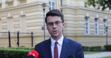 "Niebywały skandal". Burza wokół strony SokzBuraka. Rzecznik rządu Piotr Müller reaguje
