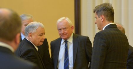 "Kaczyński nie korzysta z Internetu, nie ma Twittera, ale wie o wszystkim". Miller dla WP o kryzysie rządu