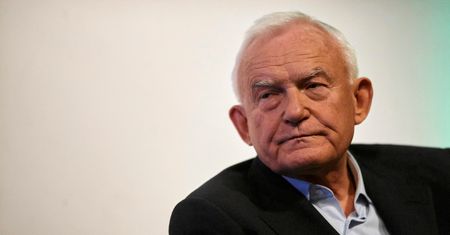Leszek Miller żartuje na Twitterze. Internauci podzieleni