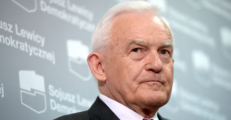 "Wprowadzili kozę, potem triumfalnie ją wyprowadzili, ale zapaszek został". Miller żartuje z PiS