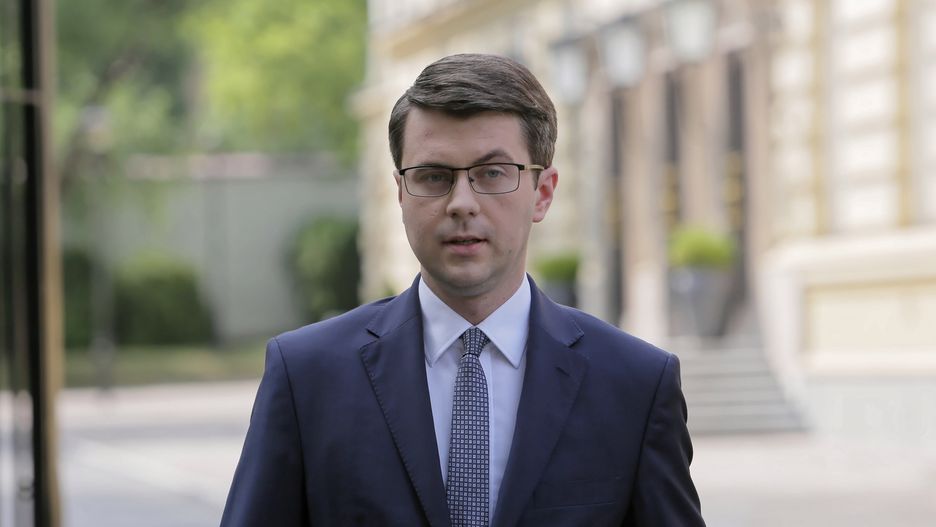 Rzecznik rządu Piotr Mueller ujawnił, że Zbigniew Ziobro podjął decyzję ws. kolejnego bohatera afery z "farmą trolli" w resorcie sprawiedliwości