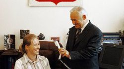 Premier Leszek Miller w roli sekretarki - łączy "młodego" premiera Agnieszkę Wojtkowiak z ministrem edukacji