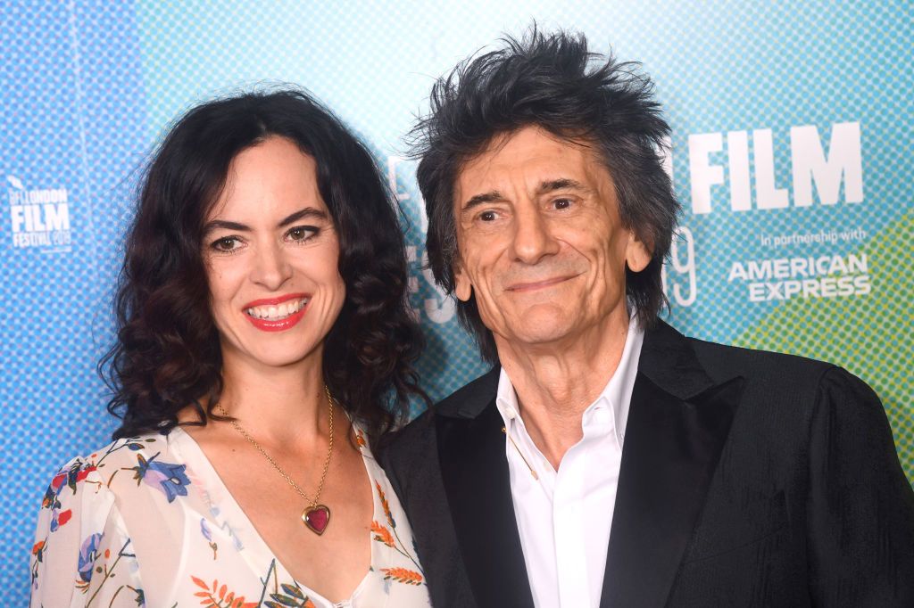 Ronnie Wood z dziećmi i młodą żoną na wakacjach. Wigoru mu nie brakuje