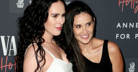 Demi Moore z córką na czerwonym dywanie. 57-letnia gwiazda promienieje