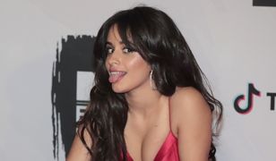 Camila Cabello w niecodziennej stylizacji. Zdecydowanie przypomina jedną z gwiazd