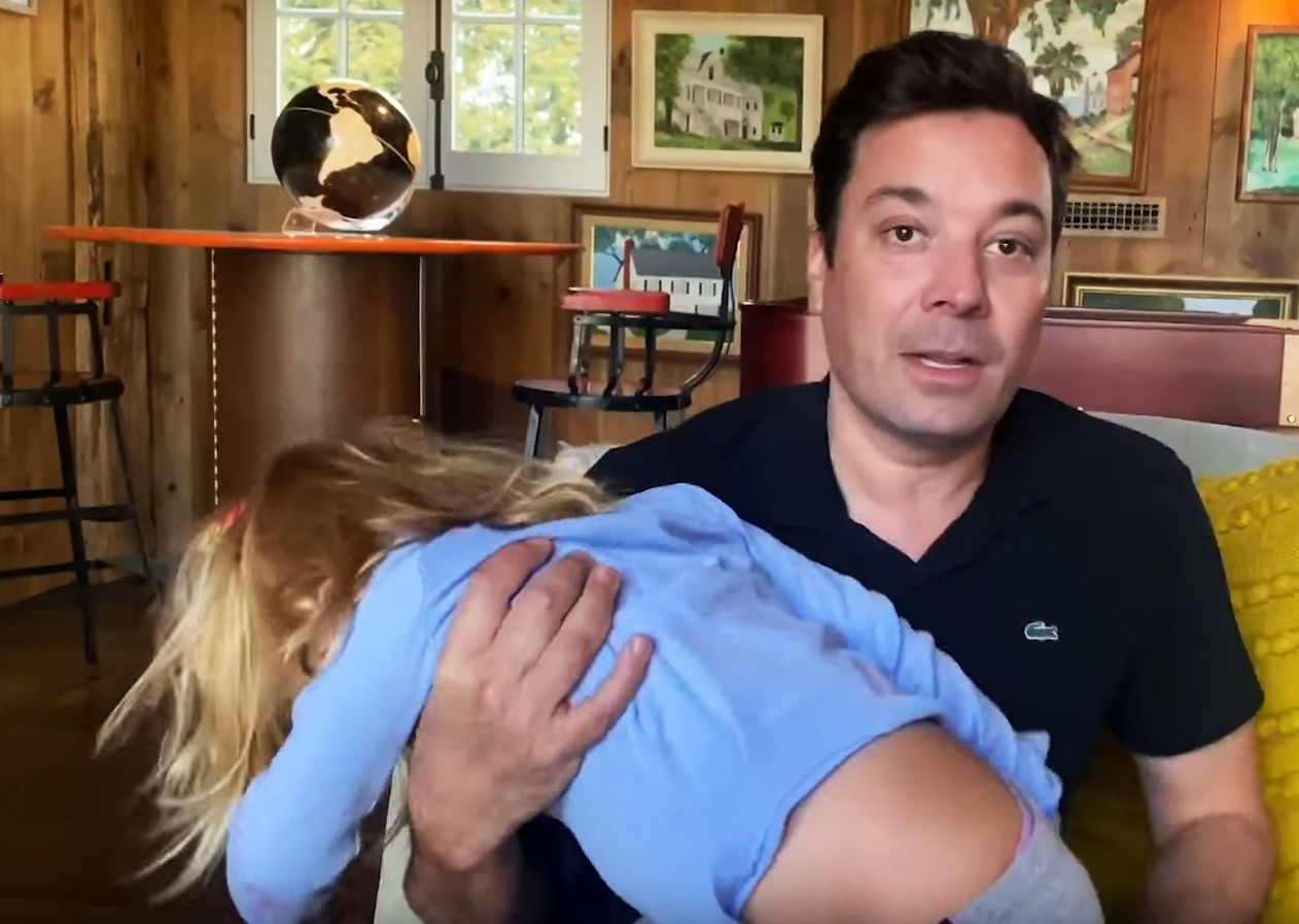Jimmy Fallon z córką podczas prowadzenia domowej edycji "The Tonight Show"