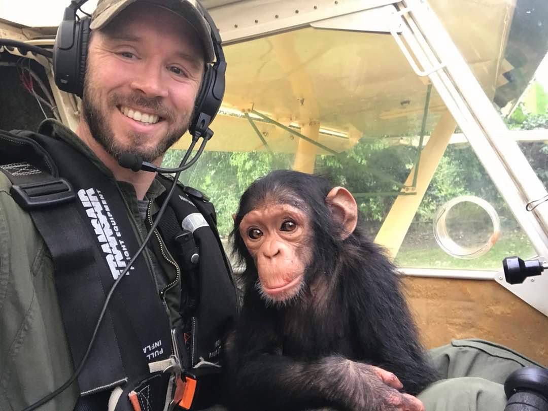 Uratował małego szympansa z rąk kłusowników. Zwierzę razem z nim pilotowało samolot