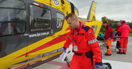 Wypadek w Starej Wsi. Uderzył w kapliczkę, zabrał go śmigłowiec