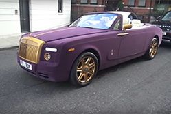 Pluszowy Rolls Royce odwraca głowy w Londynie