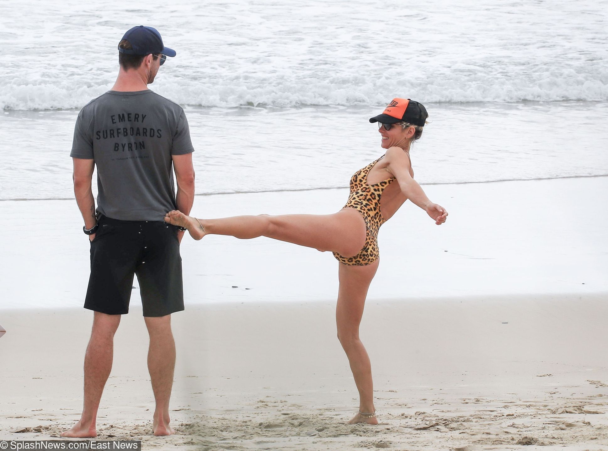 Chris Hemsworth z żoną na plaży 