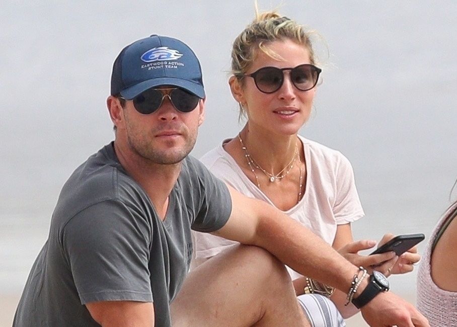 Chris Hemsworth z żoną Elsą Pataky na plaży