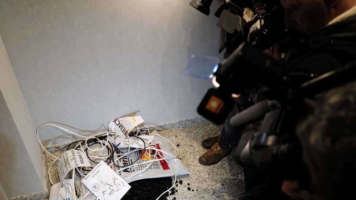 Górnicy zostawili węgiel pod biurem poselskim premiera Mateusza Morawieckiego. 