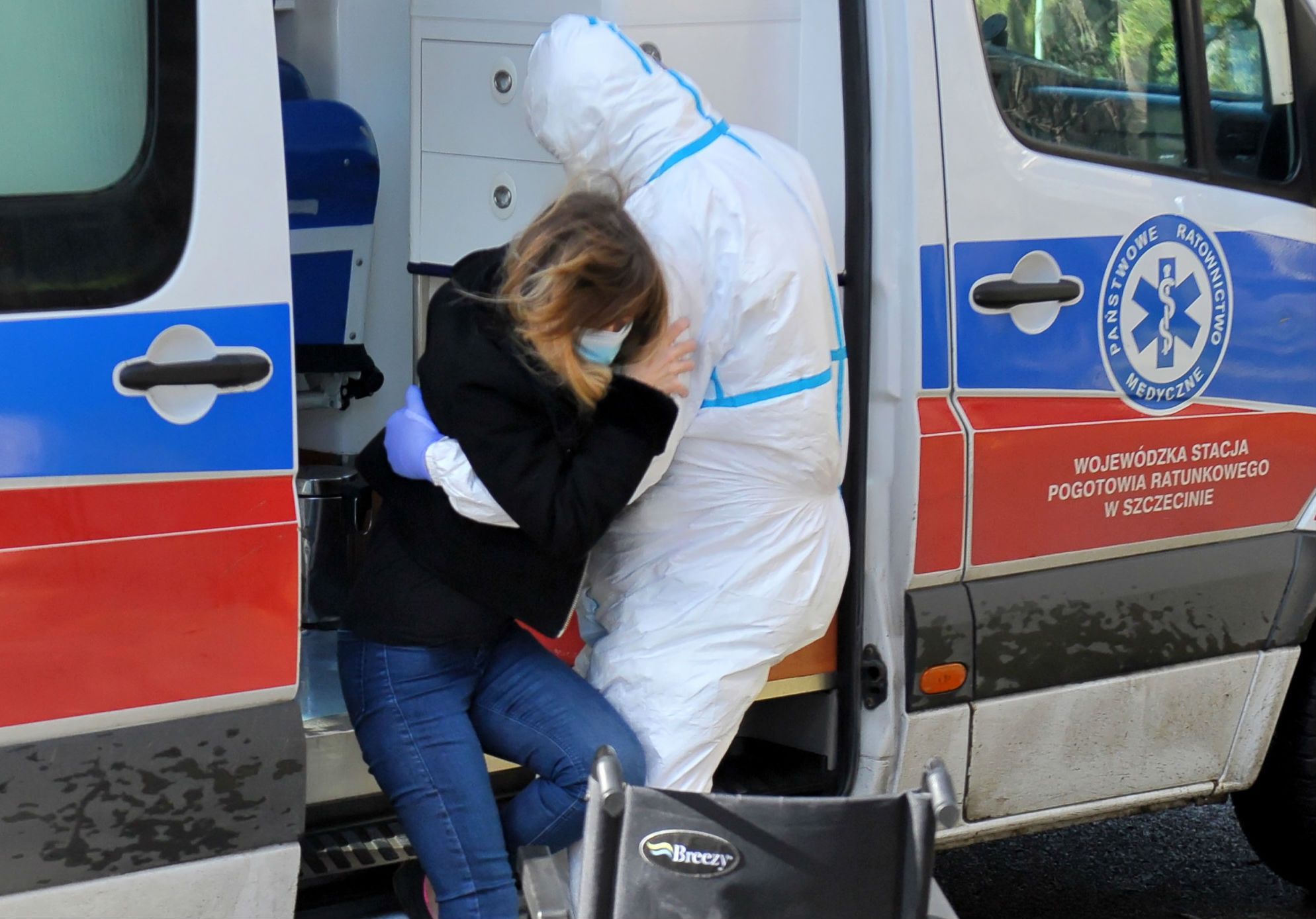 Koronawirus w Polsce. Transport pacjentki do szpitala w Szczecinie.