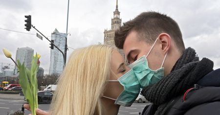 To początek fali zachorowań. Ekspert chorób zakaźnych o koronawirusie w Polsce