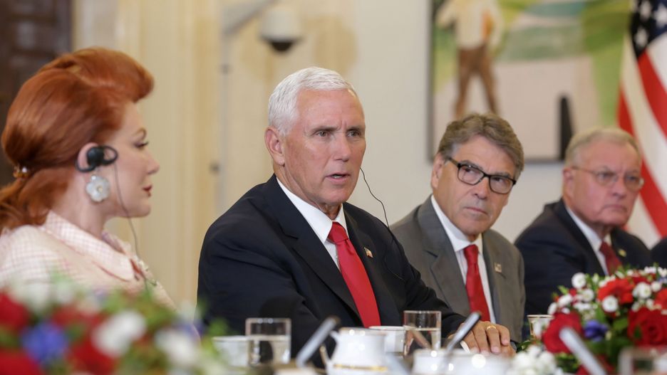 Ambasador Georgette Mosbacher i Mike Pence