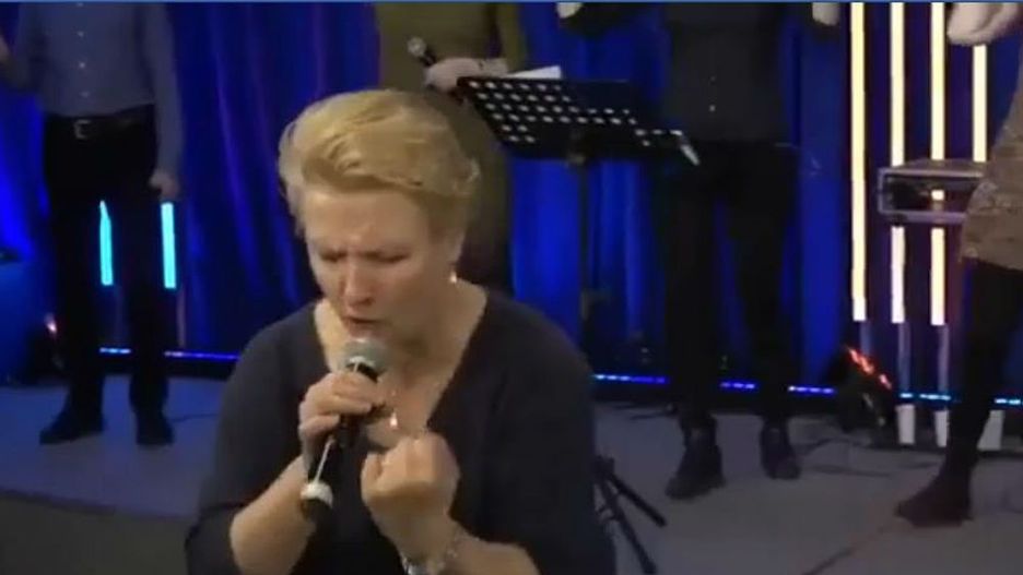 Energetyczna pastor podczas nabożeństwa.