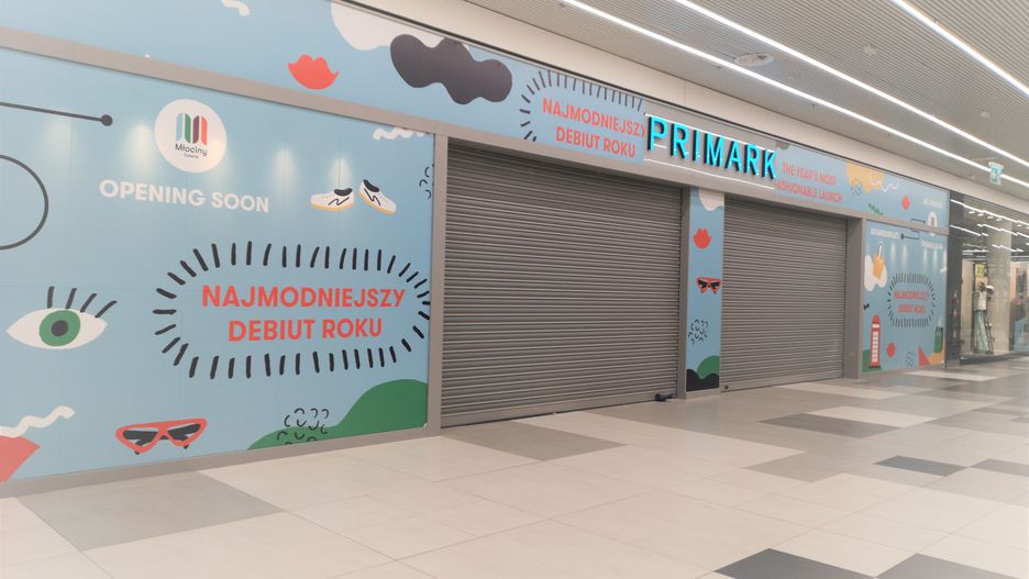 W ostatnich dniach na witrynie przyszłego sklepu Primark w Galerii Młociny pojawiły się zapowiedzi rychłego otwarcia.
