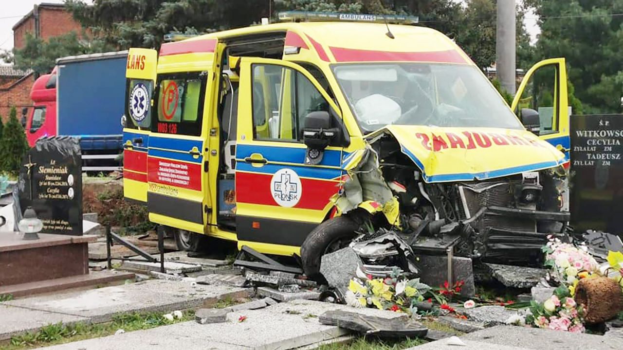 Karetka wypadła z drogi i wjechała na cmentarz.