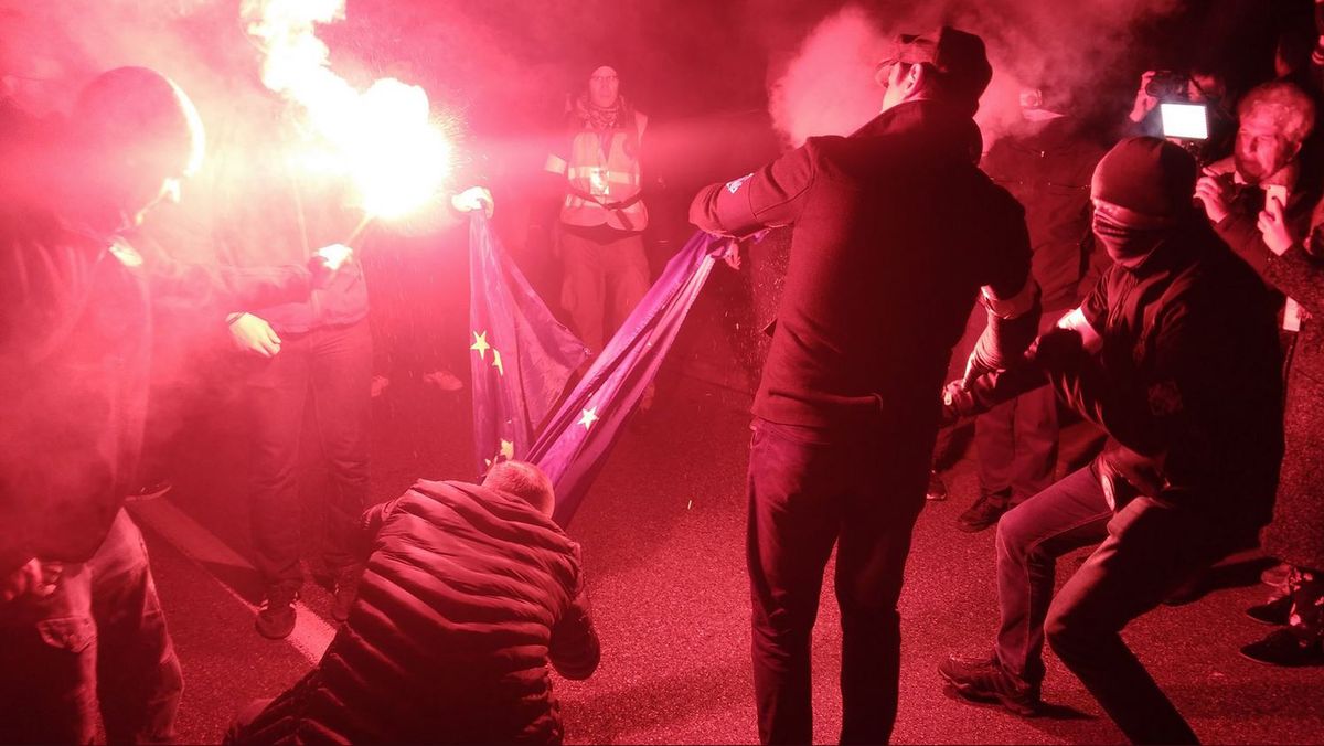 Młodzież Wszechpolska spaliła flagę UE. "Precz z Unią Europejską!"