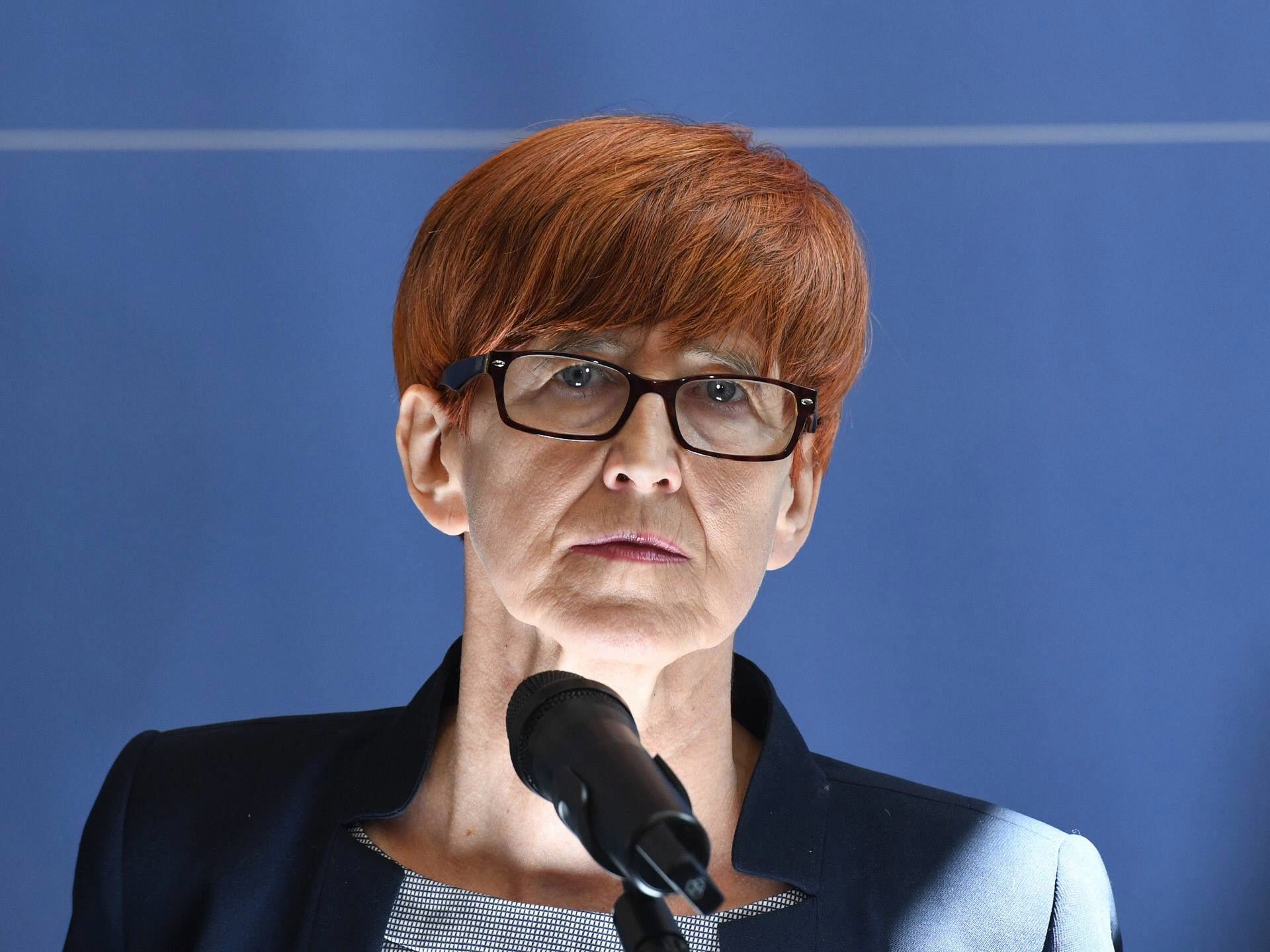 Minister na konferencji prasowej 