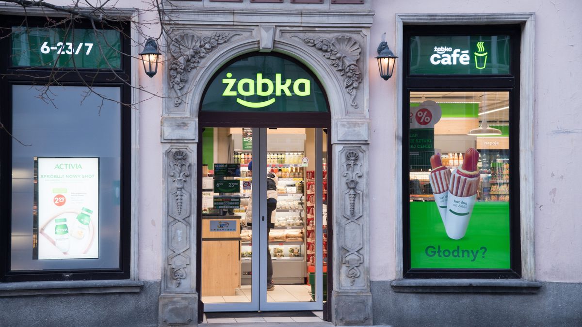 Posiadając aplikację mobilną Żabki można wesprzeć walkę z epidemią