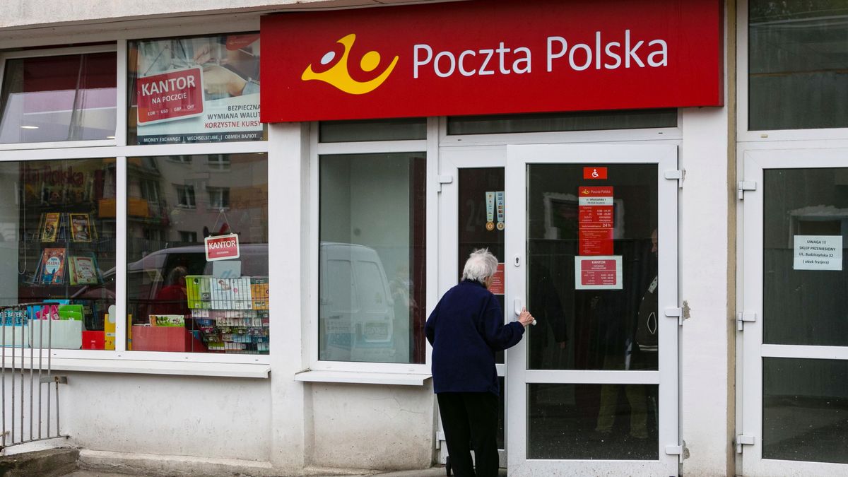 Poczta Polska wypłaca pracownikom dodatki przed świętami. Dostaną po 800 zł brutto w dwóch transzach.