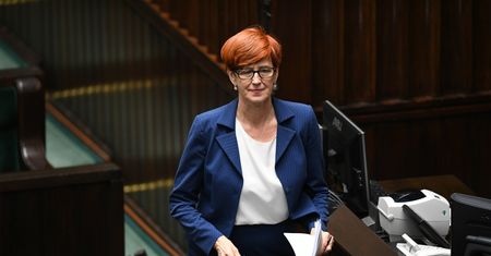 Elżbieta Rafalska zapowiada zmiany w sposobie wynagradzania. Pracownicy socjalni mają lepiej zarabiać