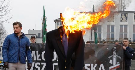 Młodzież Wszechpolska tłumaczy się ze spalenia kukły Petru. "Nie nadawała się do topienia"