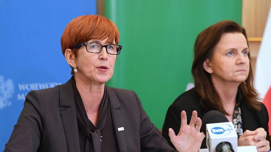 „Emerytura dla matek z czwórką dzieci”. Elżbieta Rafalska, szefowa MRPiPS (L) i prof. Gertruda Uścińska Prezes ZUS (P)
