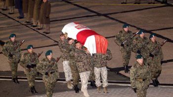 Na lotnisku majora witała najbliższa rodzina oraz dowództwo, oficerowie i żołnierze 12. Szczecińskiej Dywizji Zmechanizowanej