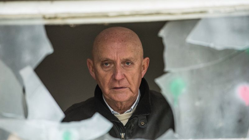 Informacje, zdarzenia i opisy zawarte w tej książce są prawdziwe. Żadnej fikcji, podbarwiania sytuacji, lukrowania dialogów: Jerzy Dziewulski bez cenzury. 