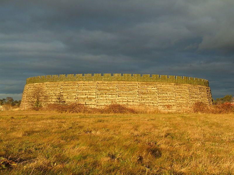 Kultura Słowian Połabskich została prawie całkowicie zniszczona przez liczne najazdy. Przetrwała tylko niewielka część ludności, a grody – takie jak Radusz na Łużycach, którego rekonstrukcja jest widoczna na zdjęciu – były regularnie równane z ziemią 