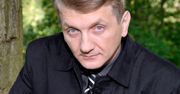 Pamiętacie Janusza Tracza z „Plebanii”? Dariusz Kowalski wraca z nową rolą. Upływające lata go nie oszczędziły