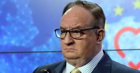 "Tylko nie mów nikomu" i pedofilia w Kościele. Jacek Saryusz-Wolski: wydumany problem