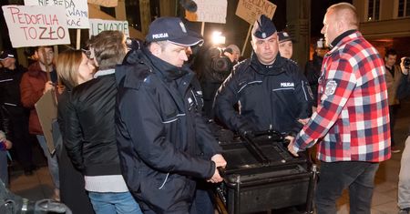 Policja ma pilnować każdej emisji filmu Sekielskiego. W miejscach publicznych