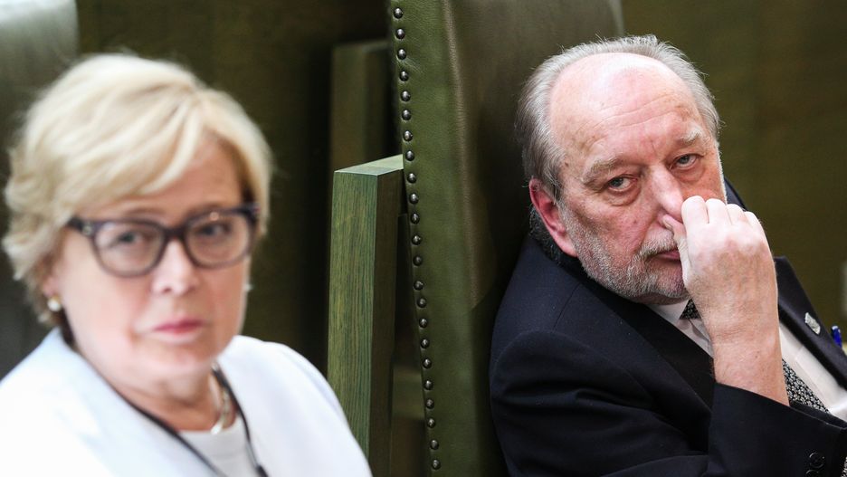 Wymiar sprawiedliwości III RP cierpi na chorobę braku dekomunizacji i rozliczenia się z przeszłości. PiS postawił zatem trafną diagnozę problemu, ale reforma sądownictwa z ludźmi, którzy również mają problemy z przeszłością wygląda jak naprawa zegarka za pomocą młotka