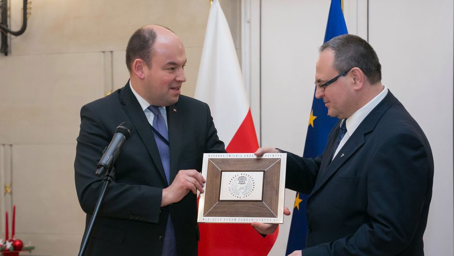 Jan Dziedziczak (po lewej) wręcza nagrodę Sławomirowi Kowalskiemu (po prawej)