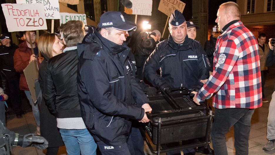 Policjanci konfiskują sprzęt do wyświetlania filmu "Tylko nie mów nikomu"
