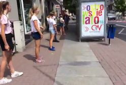 Ostrów Wielkopolski. Przenosili bibliotekę podając książki z rąk do rąk
