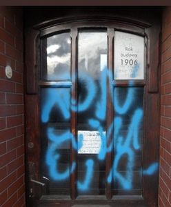 Zdewastowali biuro PiS. Nie poniosą kary