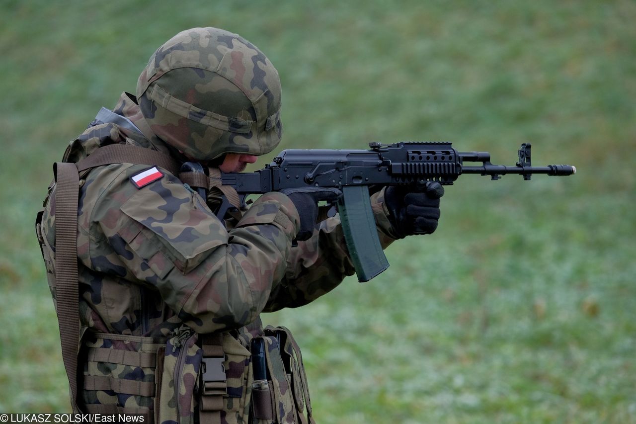 Żołnierz rzucił się z nożem na żonę. Dostał łagodną karę, przenieśli go do innej jednostki